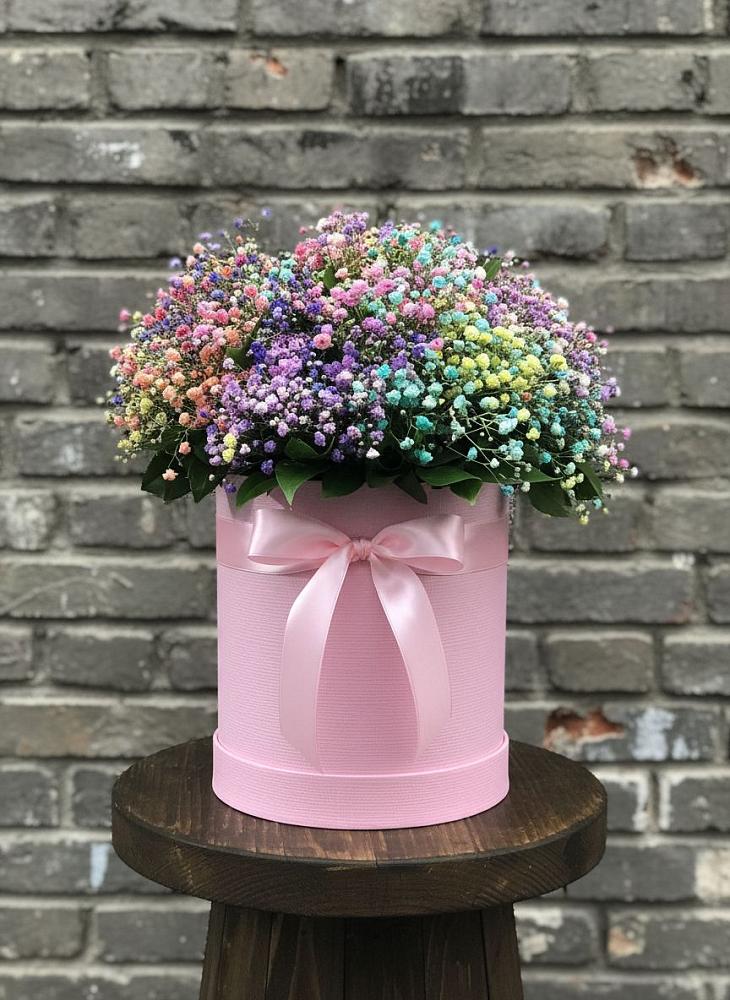 Цветочная композиция из Гипсофила и Розы в шляпной коробке в Емельяново