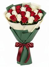 Букет Микс из красных и белых роз в Емельяново