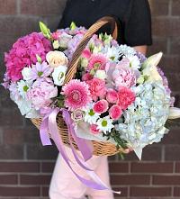Цветочная композиция из Розы, Хризантемы, Пионы и Лизиантусы в корзине в Емельяново