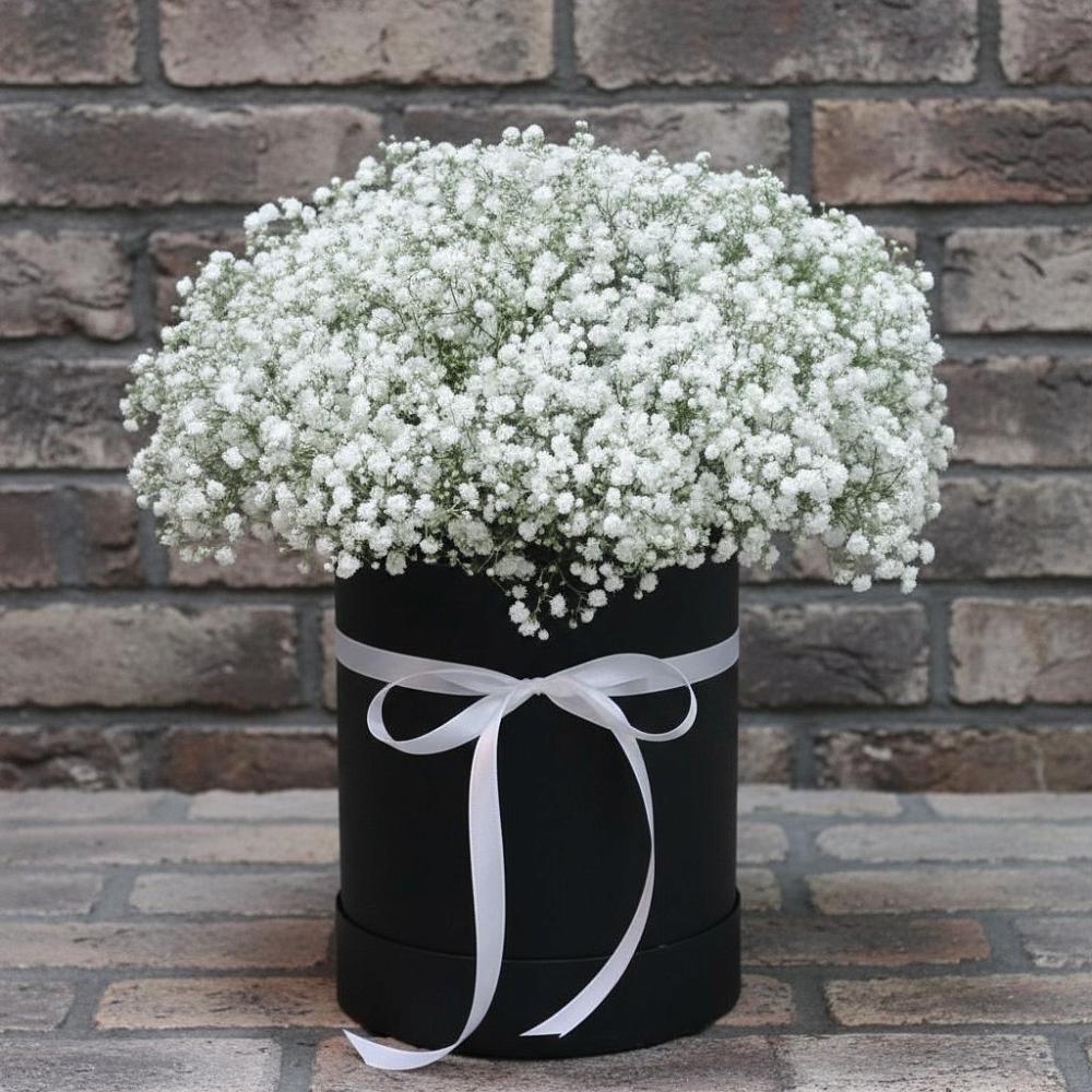 Цветочная композиция из Гипсофила в шляпной коробке в Емельяново