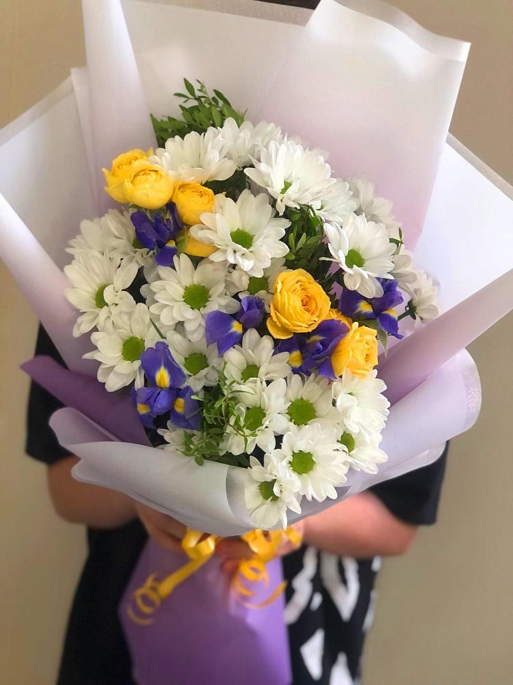 Букет цветов из: Ирисы, Хризантемы и Розы в Емельяново
