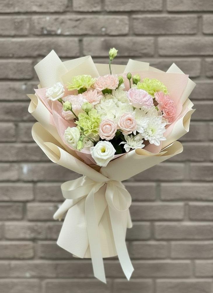 Букет цветов из: Гвоздики, Розы, Лизиантусы и Хризантемы в Емельяново