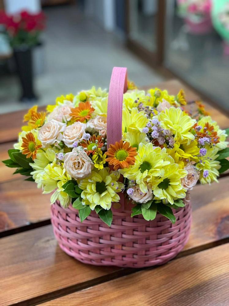 Цветочная композиция из Хризантемы и Розы в корзине в Емельяново