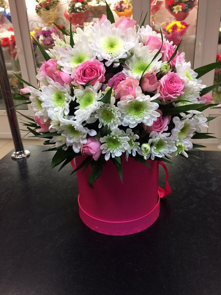 Цветочная композиция из Розы и Хризантемы в шляпной коробке в Емельяново