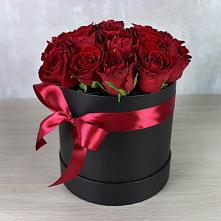 Цветочная композиция из Розы в шляпной коробке в Емельяново