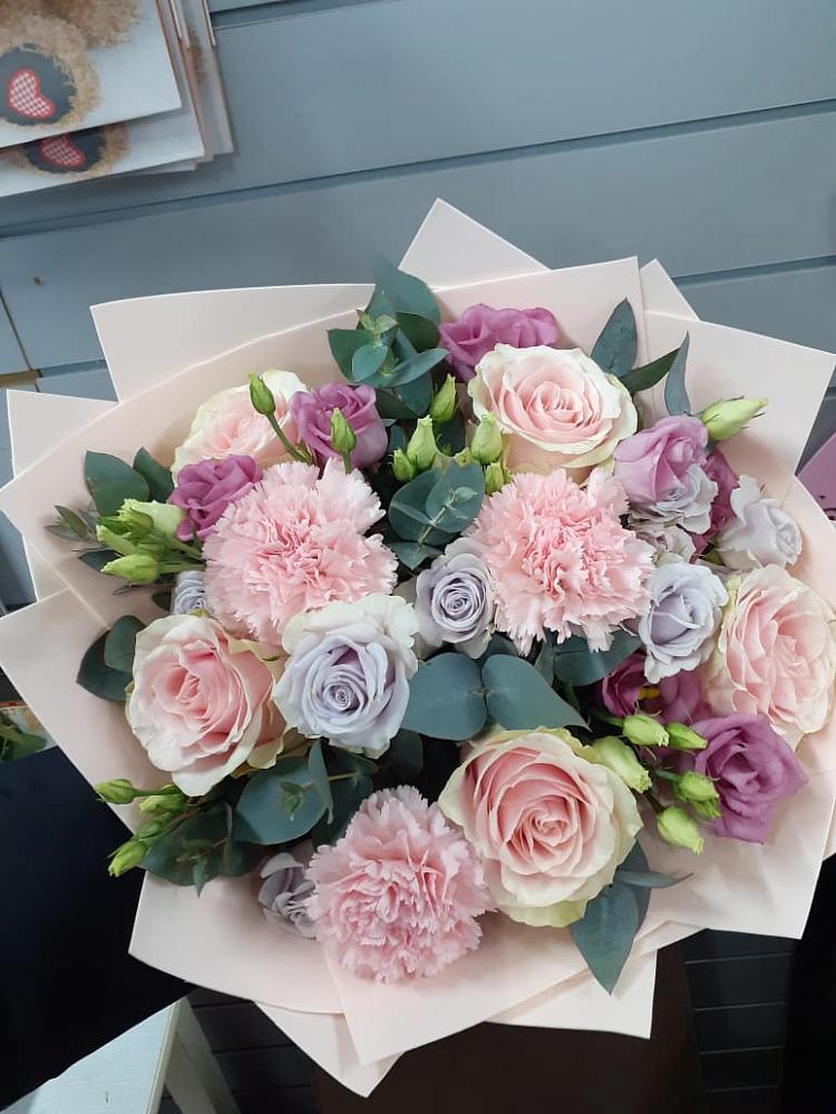 Букет цветов из: Розы, Гвоздики и Лизиантусы в Емельяново